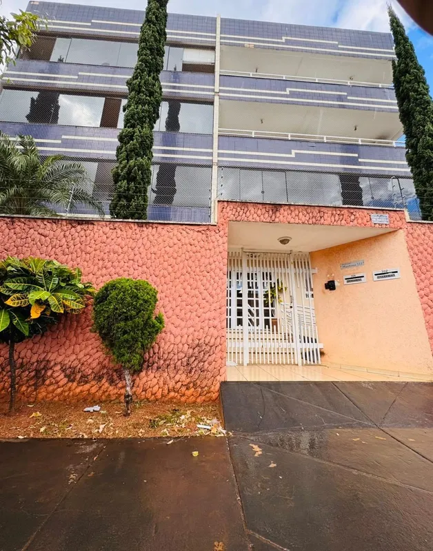 Apartamento duplex com três quartos, sendo um suíte com armários planejados, sal...