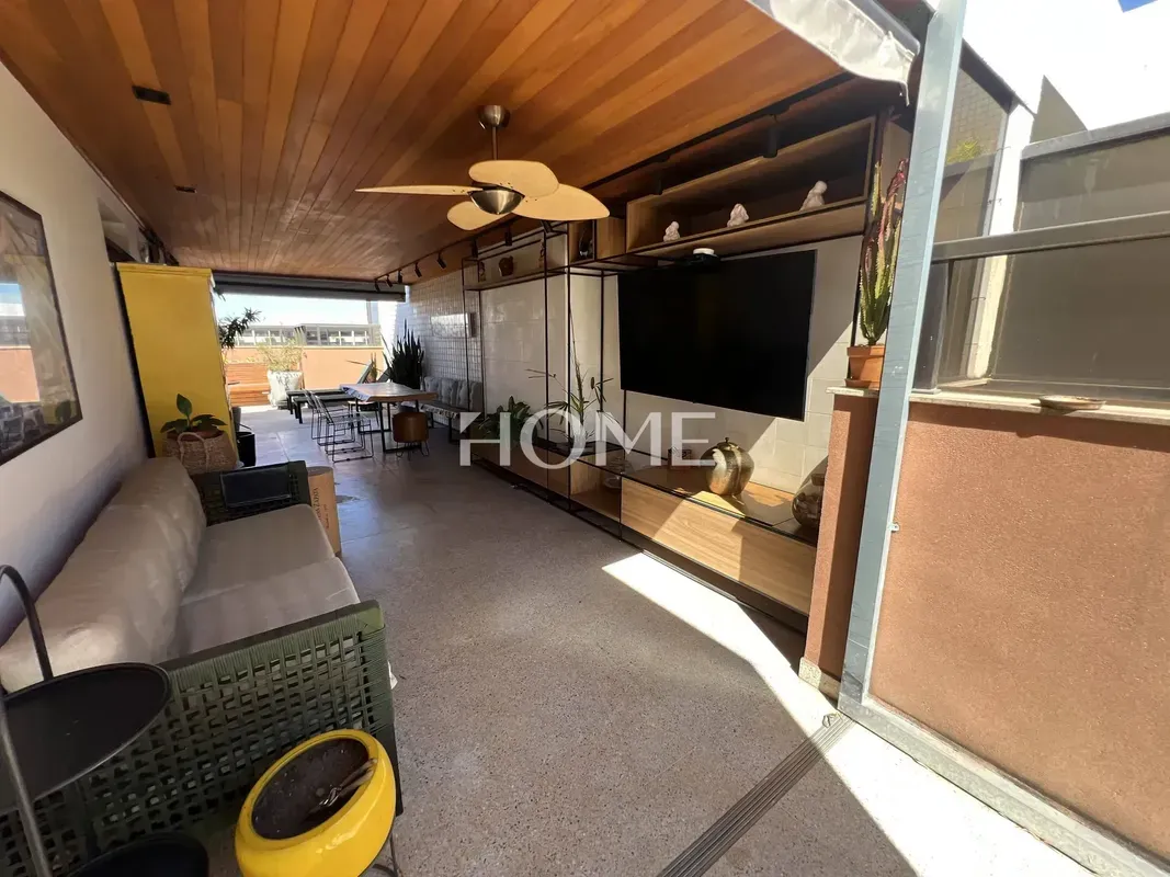 COBERTURA DUPLEX EM LOCALIZAÇÃO PRIVILEGIADA, COMPOSTA POR:ÁREA SOCIAL:SALA AMPL...