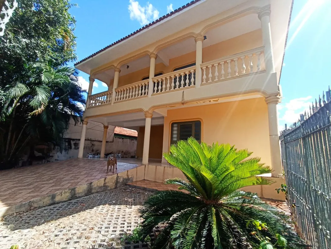 SOBRADO AMPLO COM EXCELENTE POTENCIAL NO SETOR SUDOESTELocalizado em uma das reg...