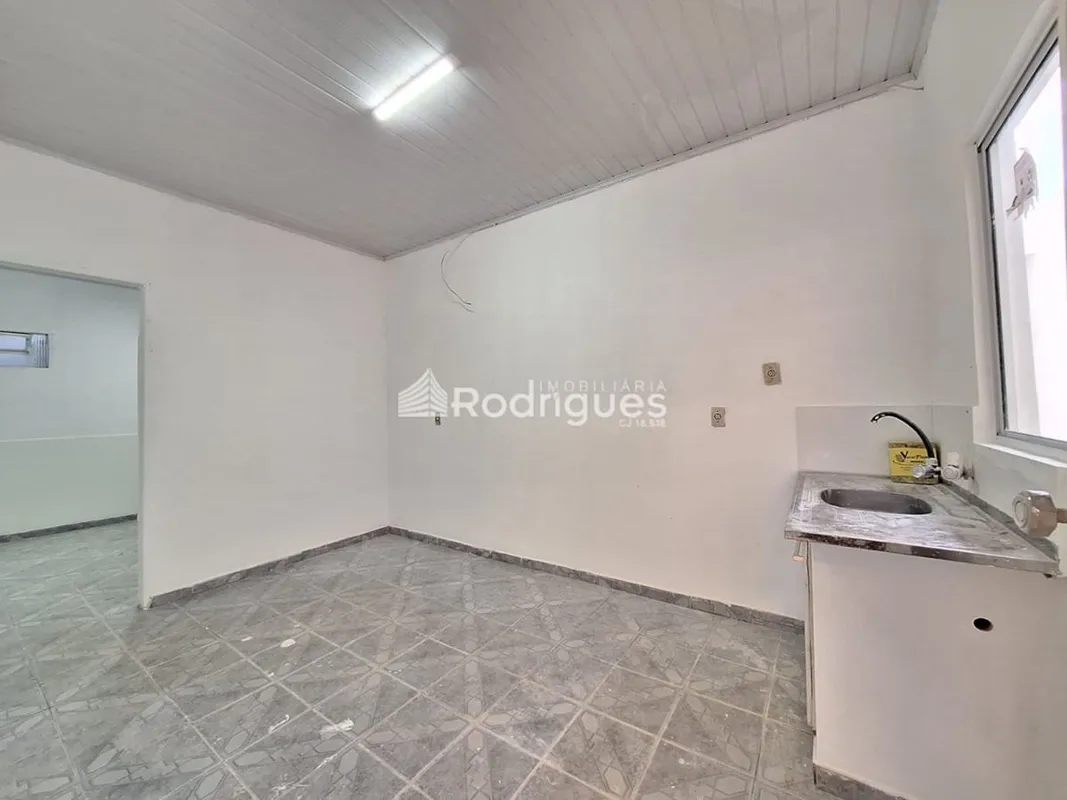 Rodrigues Imobiliária aluga Kit na QNN 02 em Ceilândia.Observação: a Kit não é s...