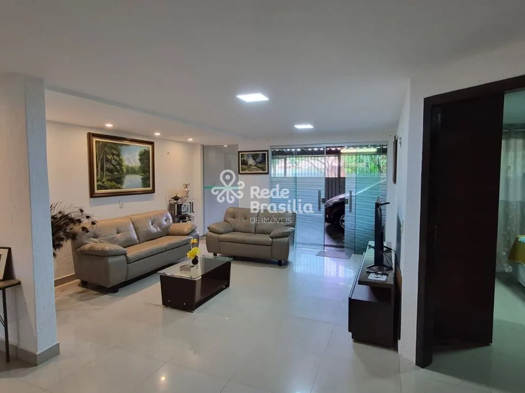 Apresentamos esta excelente residência térrea, construída na laje, localizada em...
