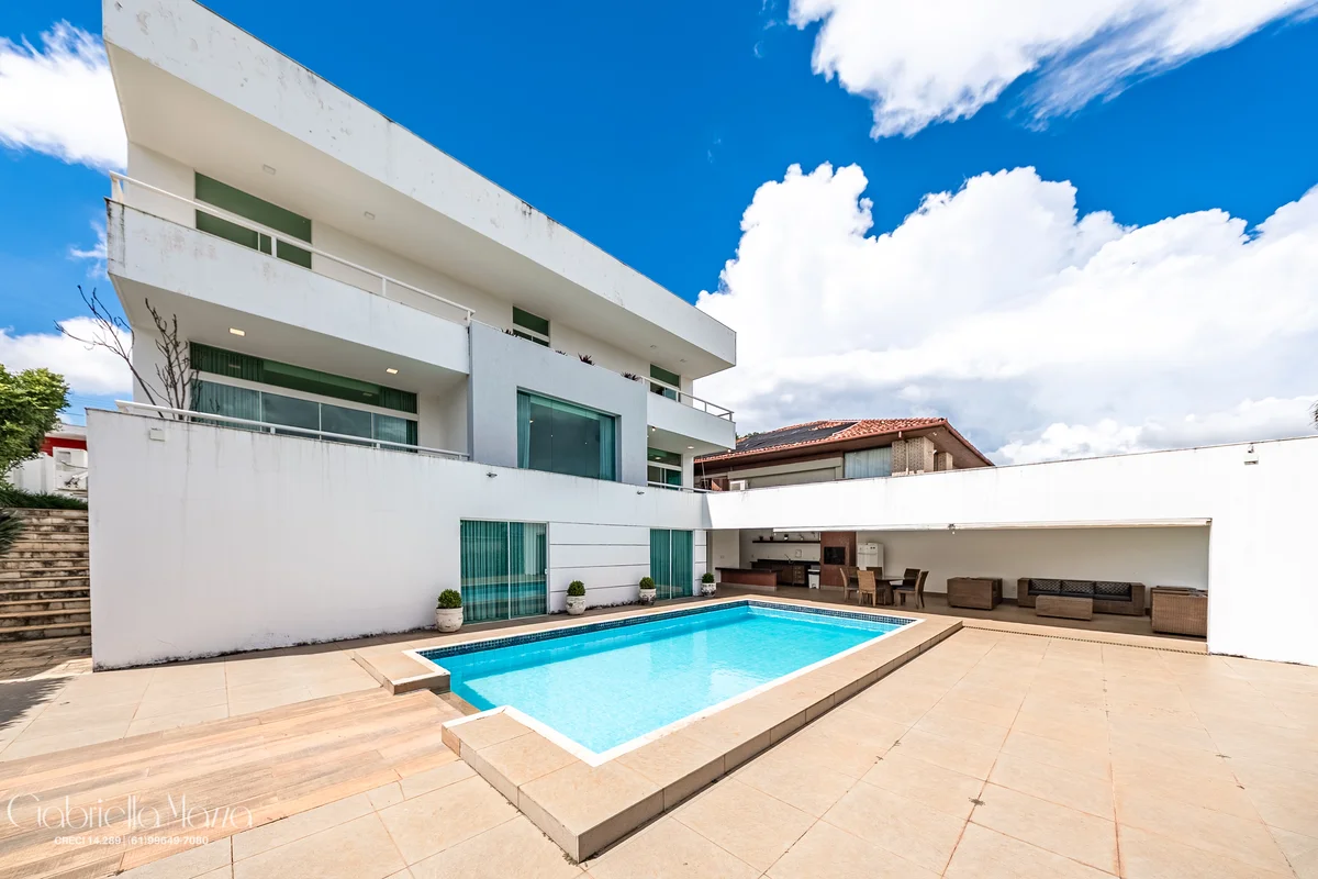 Projeto assinado por Denise Zuba, com arquitetura moderna, sofisticada e acabame...