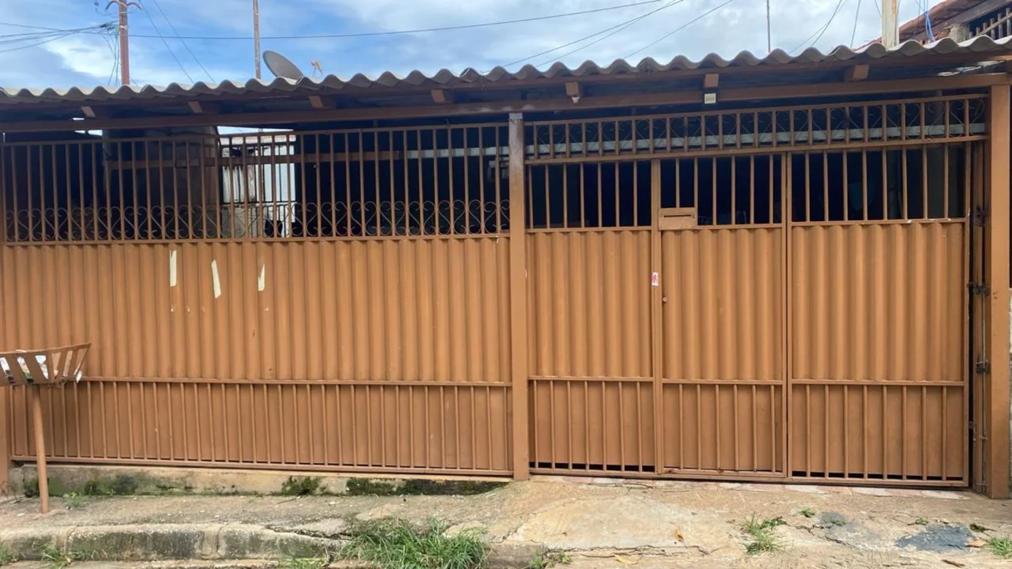 VENDE-SE UM ÁGIO DE UMA CASA NA QR 623 DE SAMAMBAIA! Possui: 2 Quartos1 Sala1 Co...