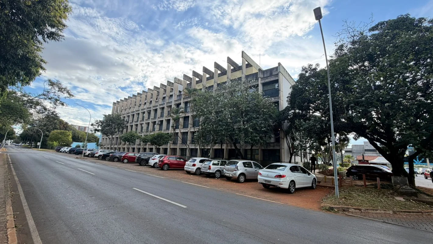 Excelente sala comercial localizada no Edifício Porto Alegre, em uma região estr...