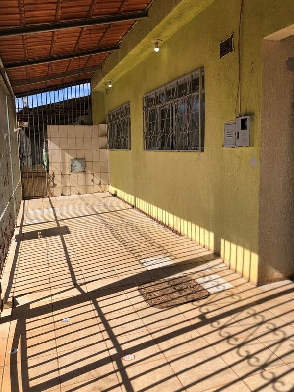 VENDE SE IMÓVEL DE ESQUINA NA QNP 16 P SUL?3 Quartos ?2 Banheiros sendo um suíte...