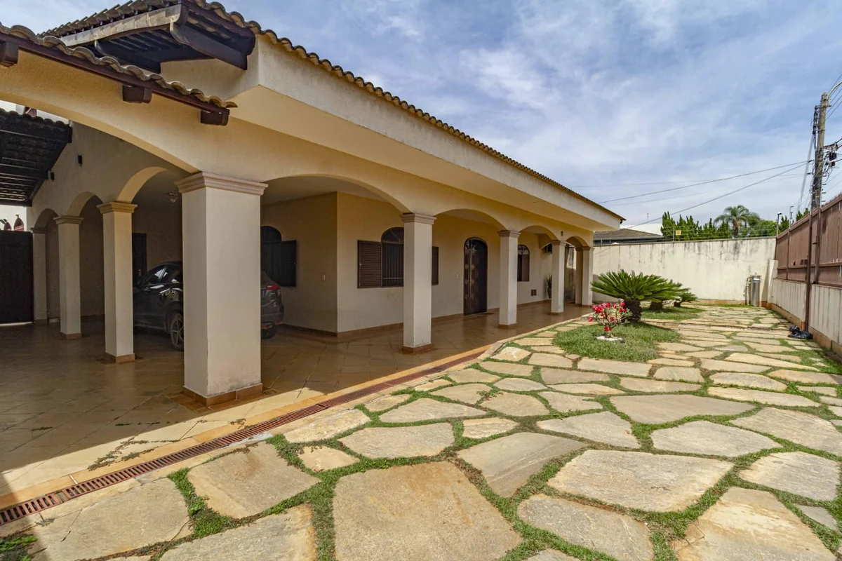 casa excelente localização, terrea, 5 quartos 4 suites, DCE, sala ampla, sala de...