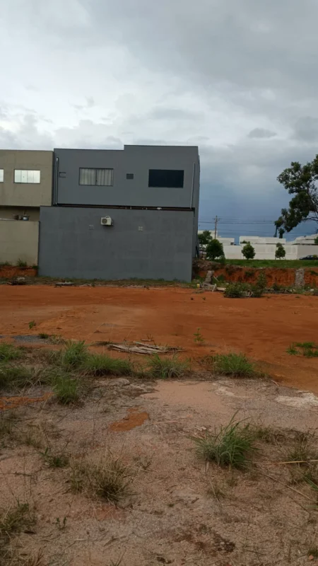 Explore uma excelente oportunidade de investimento em Sobradinho, DF. Este lote ...