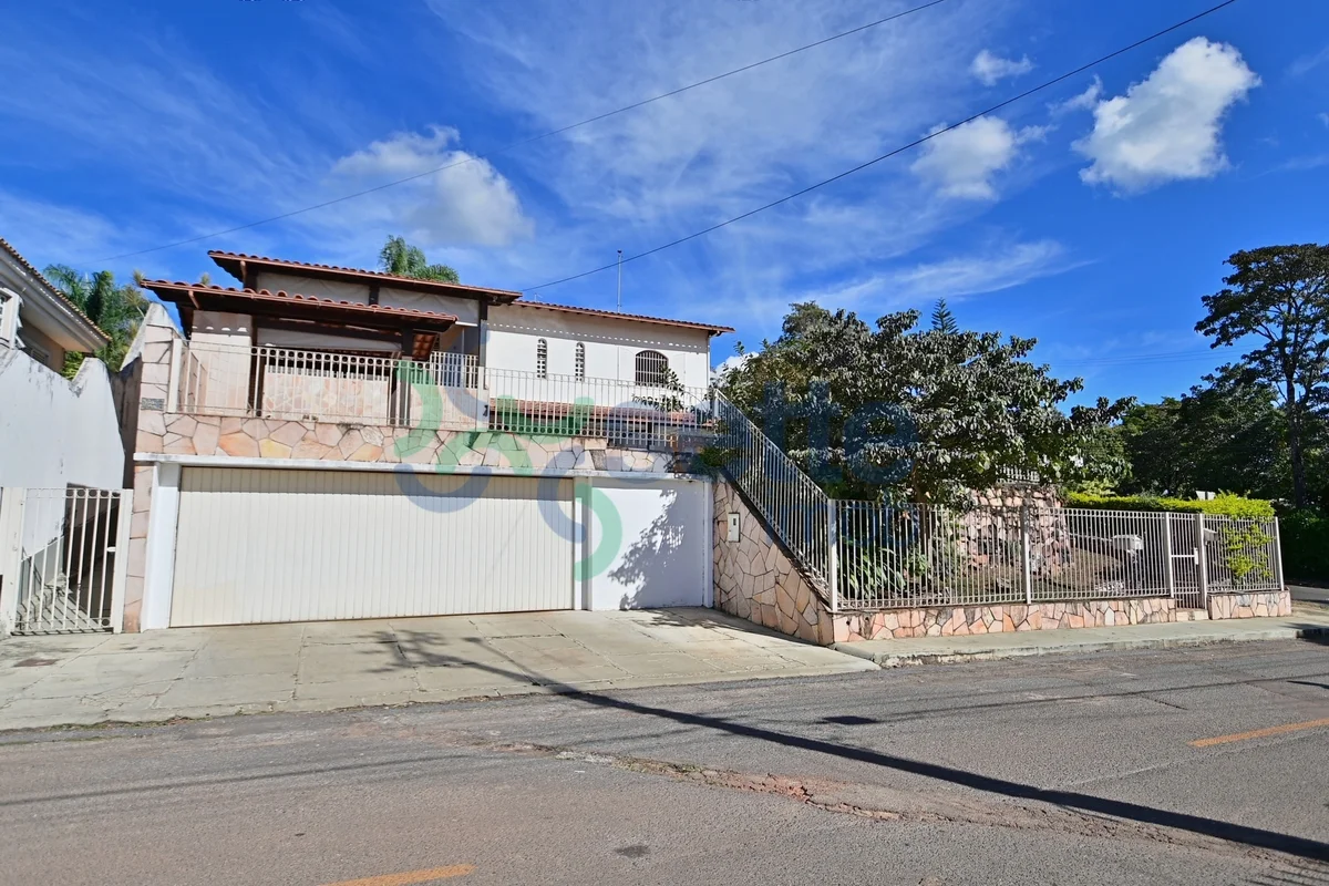 Há casas que você visita e esquece. E há casas que ficam. Esta é uma delas.Em um...