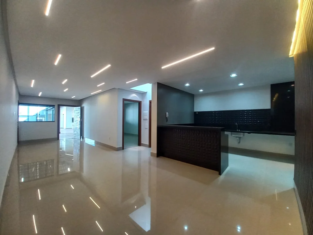 Linda casa no setor oeste do GamaCasa com sala ampla, cozinha integrada, 4 quart...