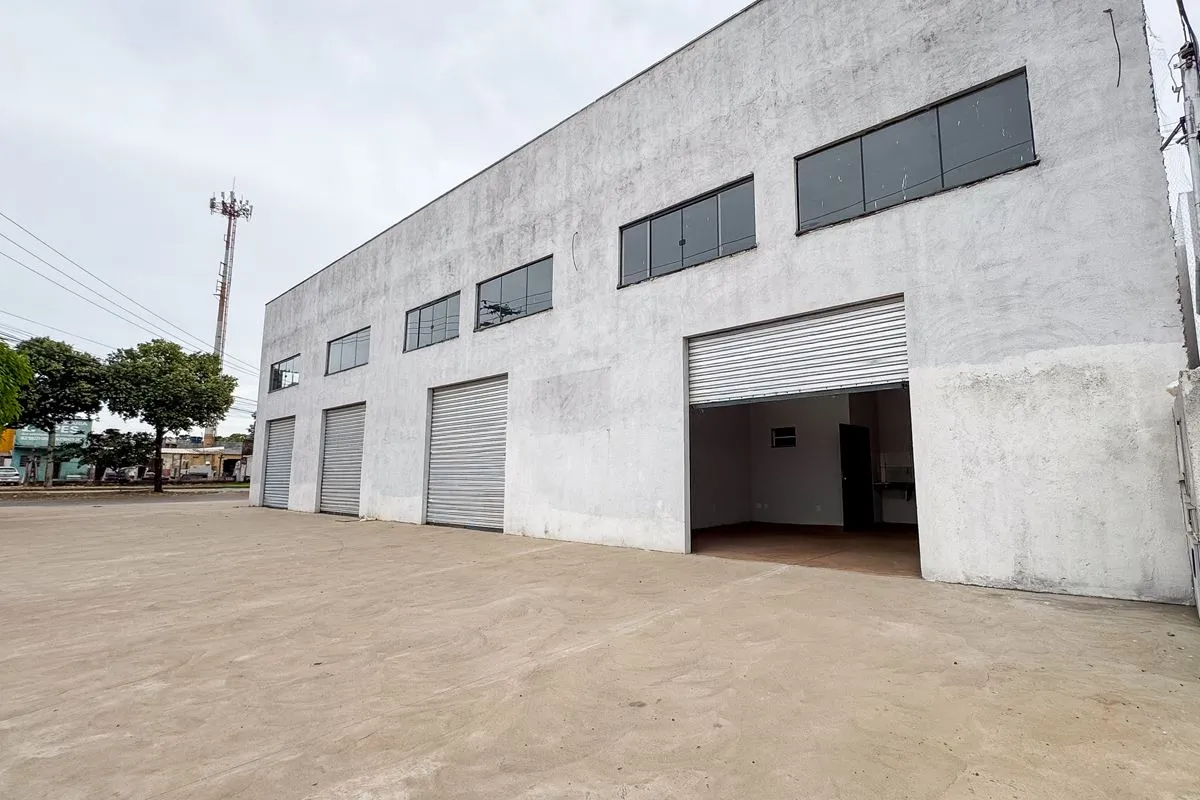 OPORTUNIDADE IMPERDÃVEL NO SETOR GARAVELOAluga-se sala comercial ampla, localiz...