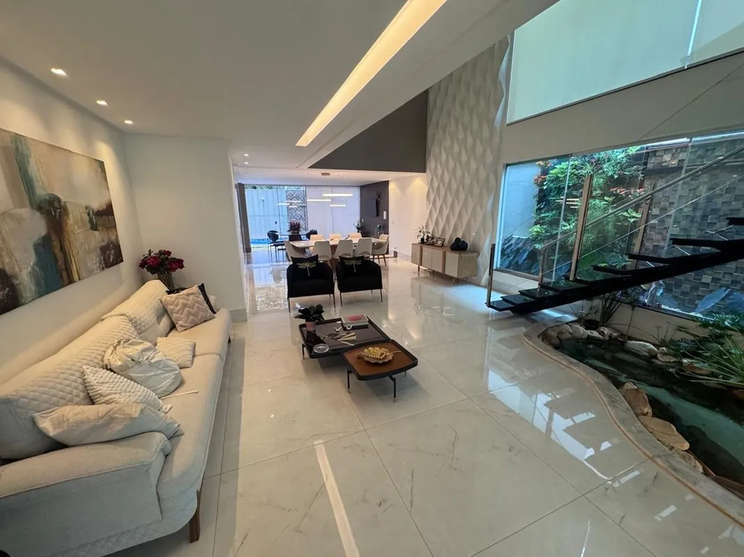 SOBRADO ALTO PADRÃO NO JARDINS MADRI | 4 SUÍTES | 338m² | PISCINA E ÁREA GOURMET...