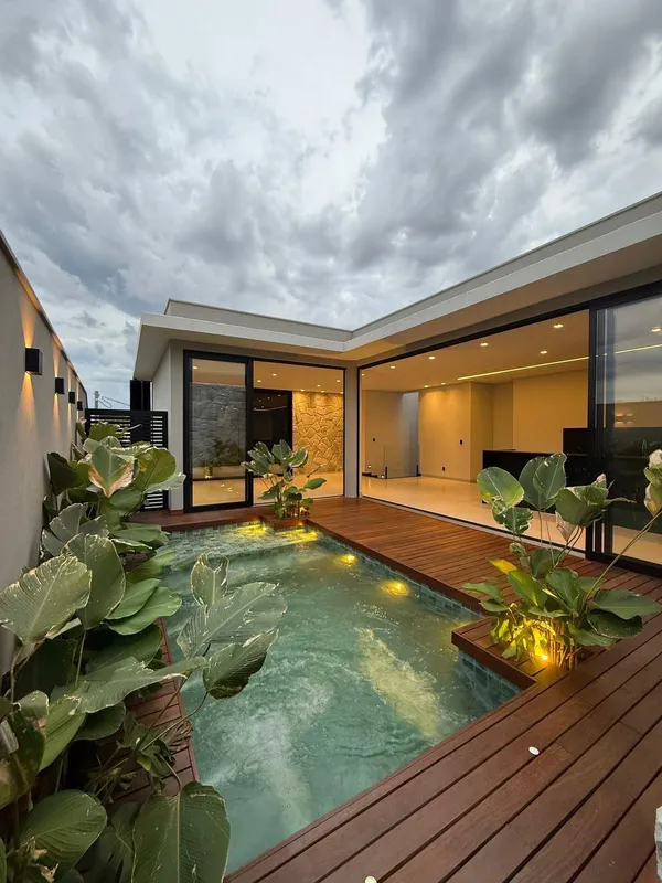 241 m² de área construída em um projeto moderno, elegante e funcional.• 4 suítes...