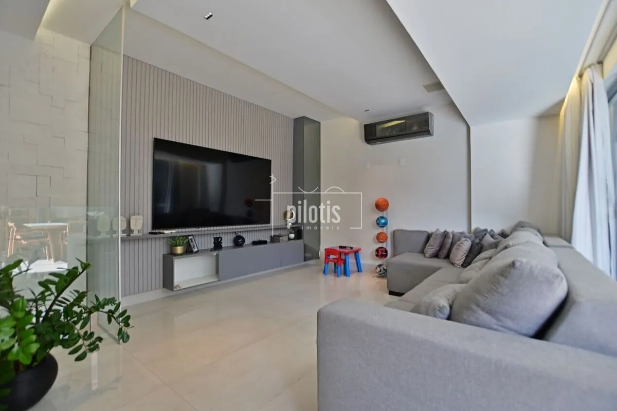 Encantadora e totalmente reformada, esta cobertura duplex de 200m² oferece o equ...