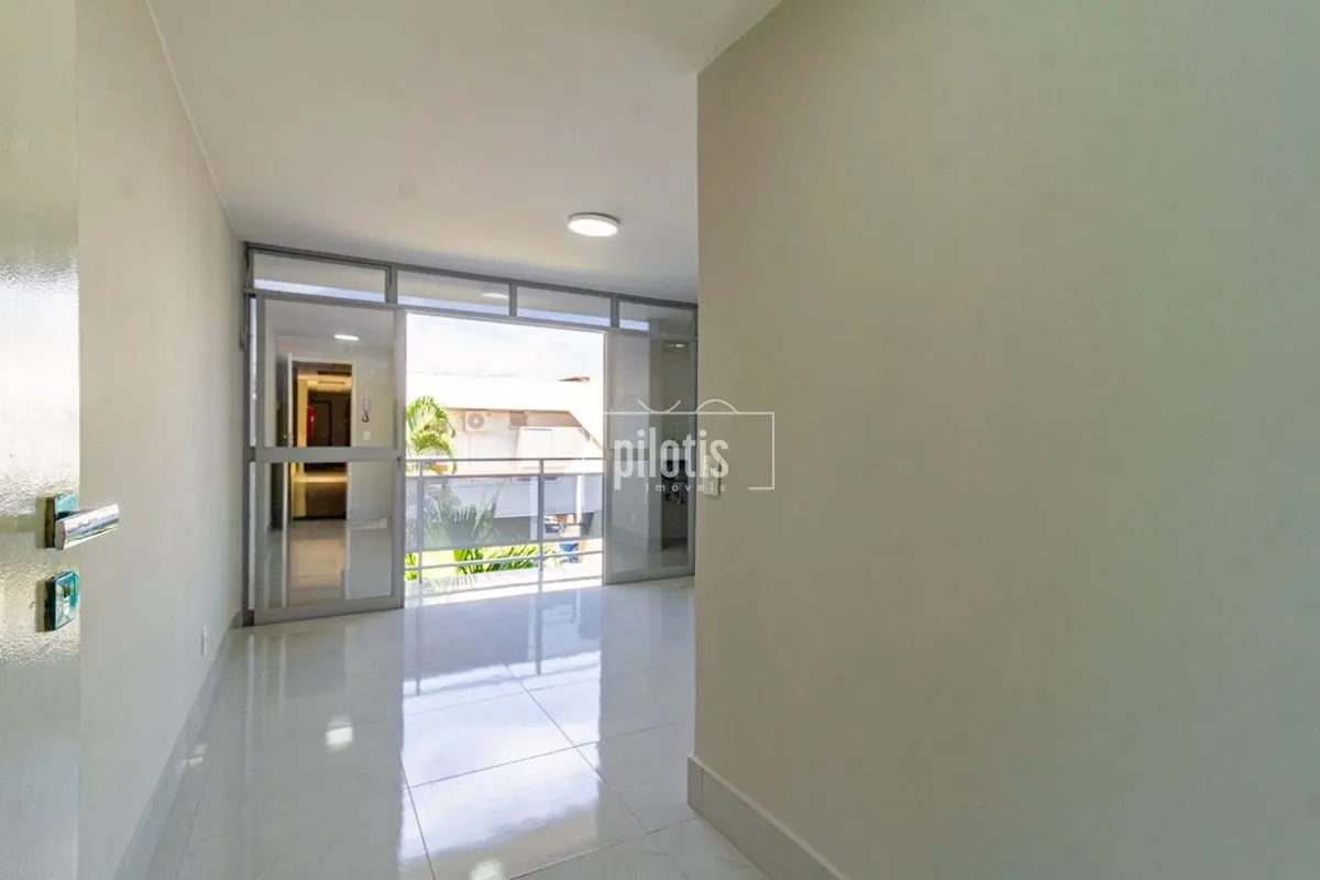 Com 41m² privativos, esta kitnet foi totalmente reformada, oferecendo um ambient...
