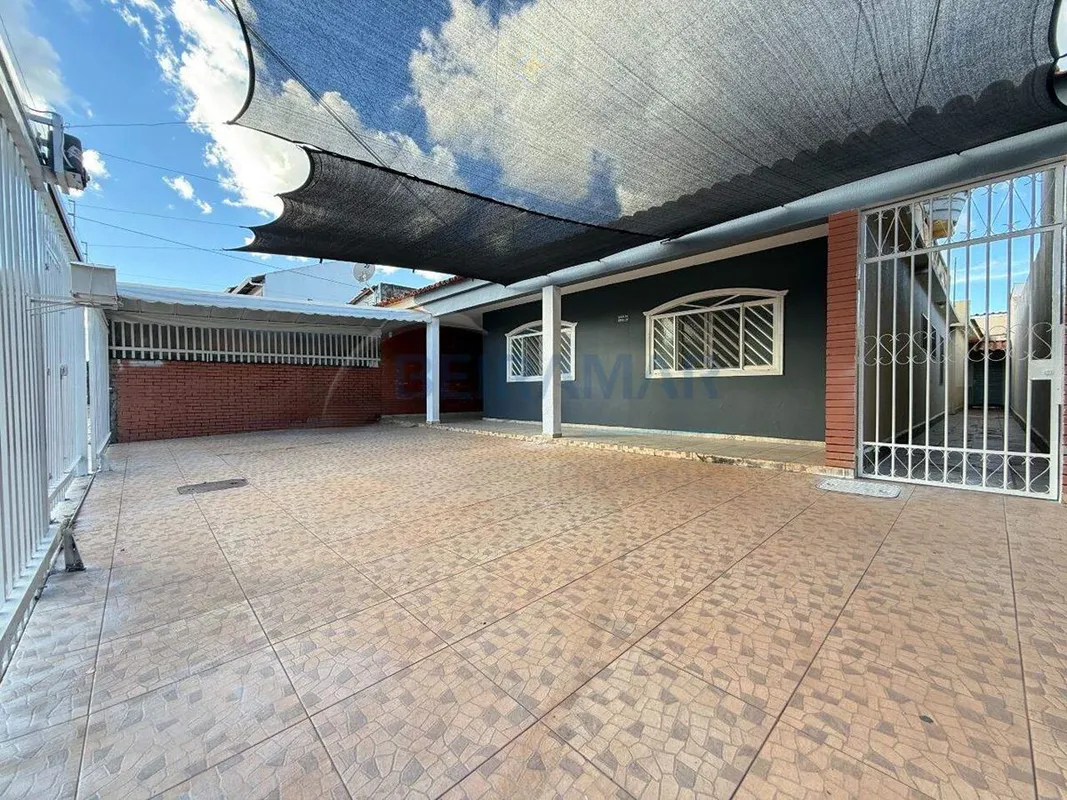 Se você procura um imóvel espaçoso, confortável e bem localizado, esta casa na Q...