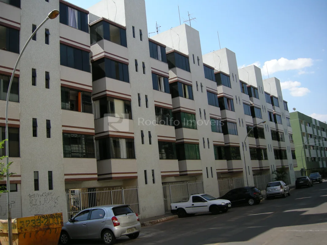ALUGA-SE ÓTIMO APARTAMENTO COM: SALA AMPLA E AREJADA 02 QUARTOS COM VARANDAS COZ...