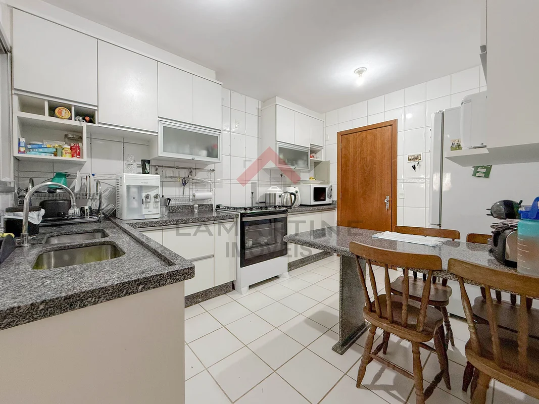 Apartamento amplo e bem distribuído, localizado em uma das regiões mais valoriza...