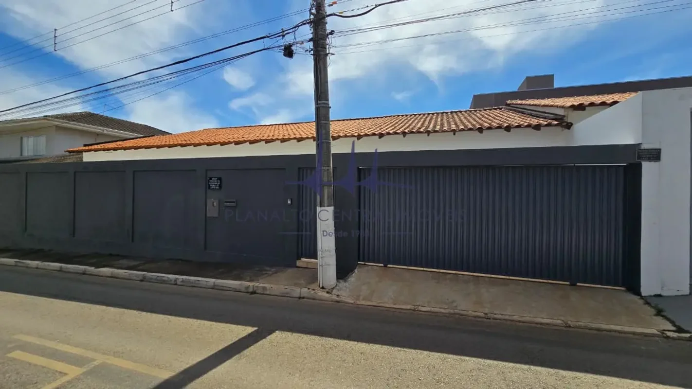 Planalto Central Imóveis aluga excelente casa térra em condomínio fechado, bem l...