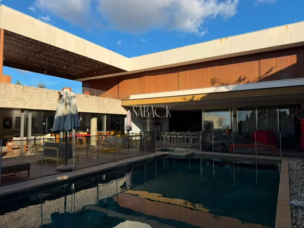 Existem casas para morar. E existem casas para viver de um jeito que poucos conh...