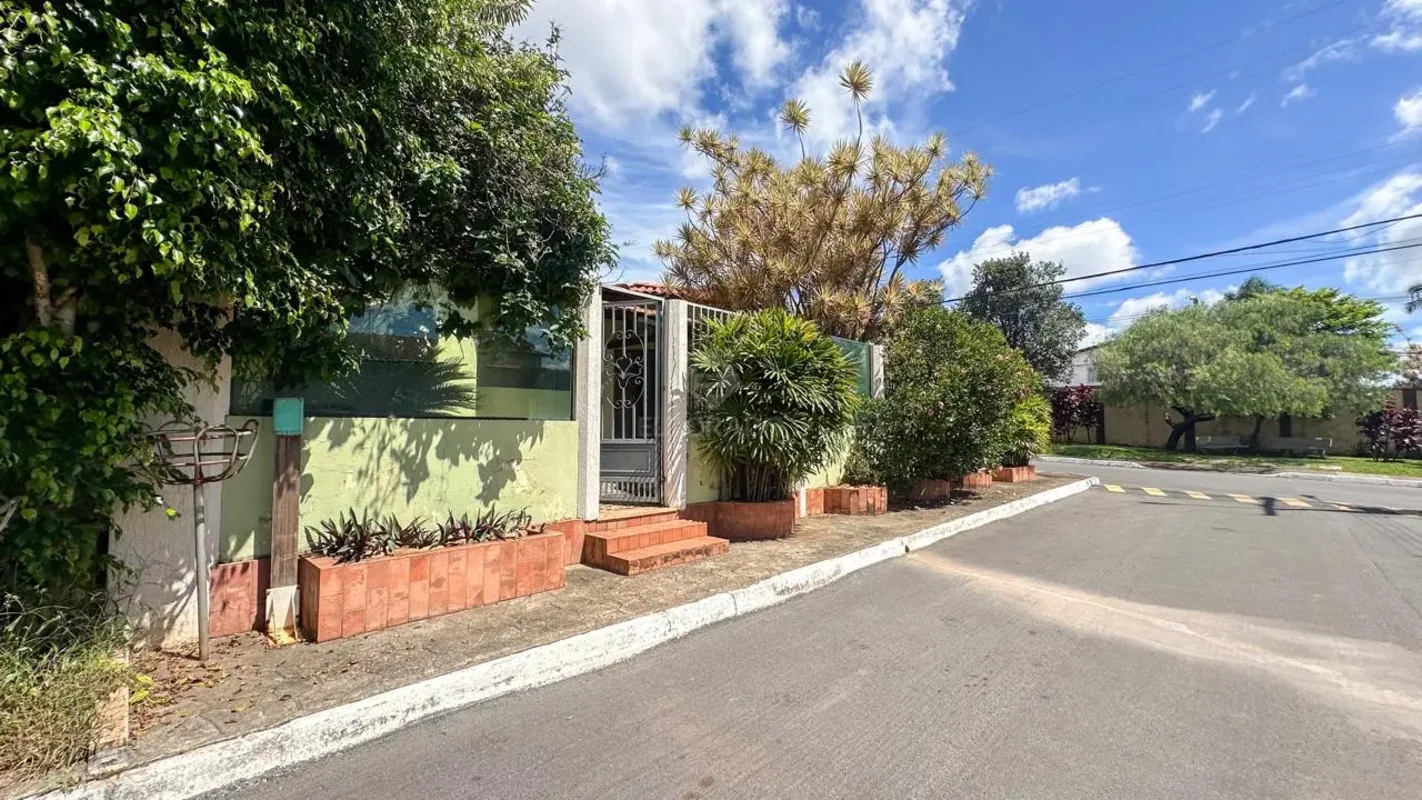 Descubra um lar acolhedor no Condomínio Mirante das Paineiras, localizado no cor...