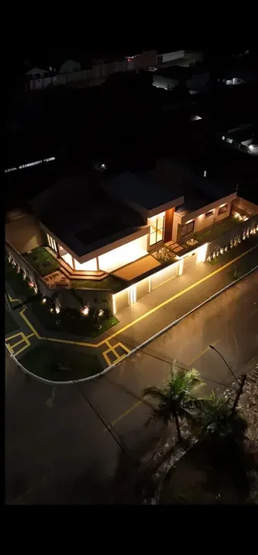 SOBRE O IMÓVEL:Excelente casa com 225m² de área útil.São 4 quartos, sendo 4 suít...