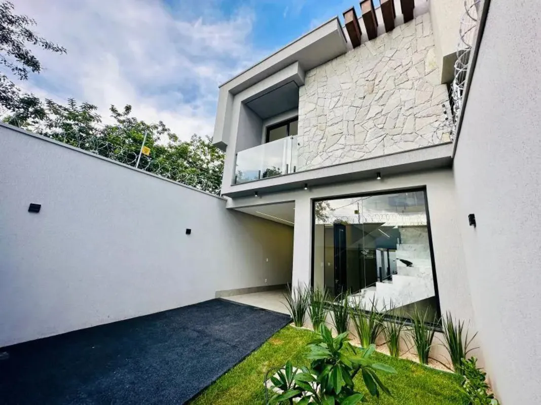O sobrado no bairro Jardim Vila Boa tem 175 metros quadrados com 3 quartos sendo...
