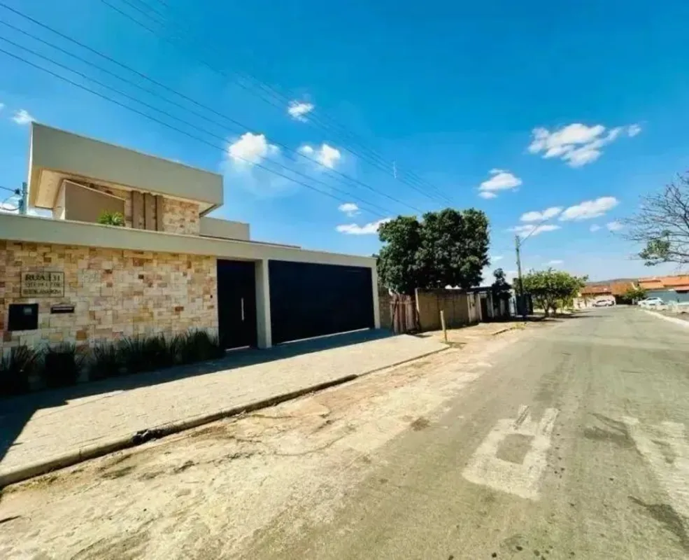 Sobre o Imóvel:Este casa de médio-alto padrão oferece 200m² de área útil, com 3 ...