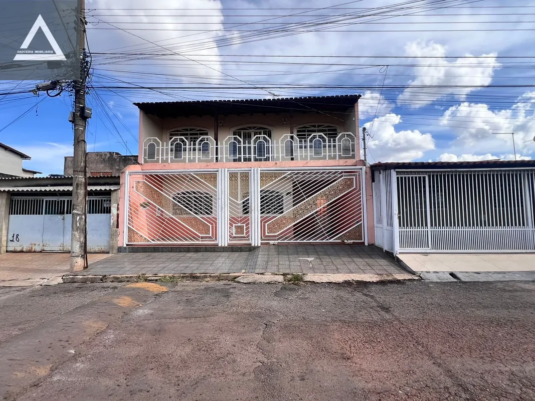 Conheça esta charmosa casa sobrado localizada na QNM 40, no Norte de Taguatinga,...