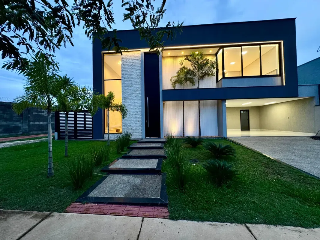 SOBRE O IMÓVEL:Excelente casa de condomínio com 260m² de área útil.São 4 quartos...
