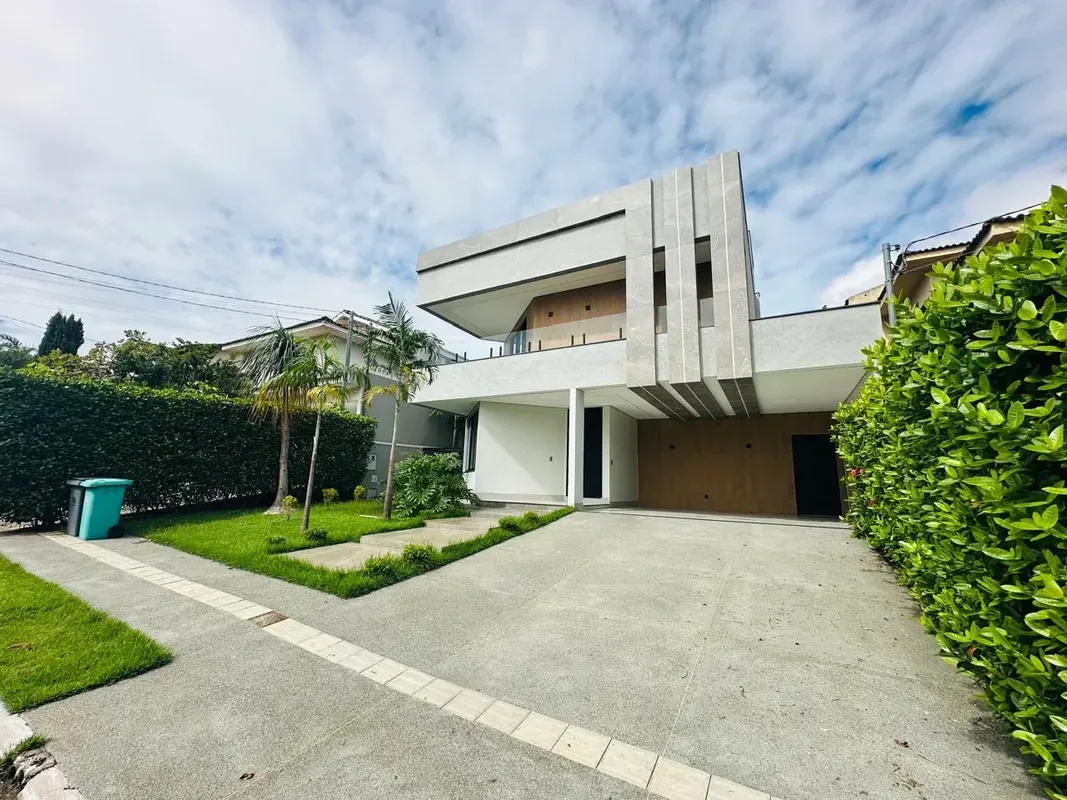 SOBRE O IMÓVEL:Excelente casa de condomínio com 286m² de área útil.São 3 quartos...