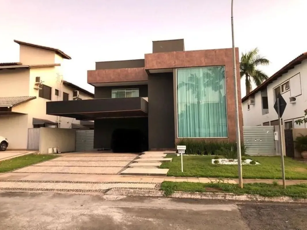 A casa de condomínio sobrado está localizado no bairro Residencial Granville com...