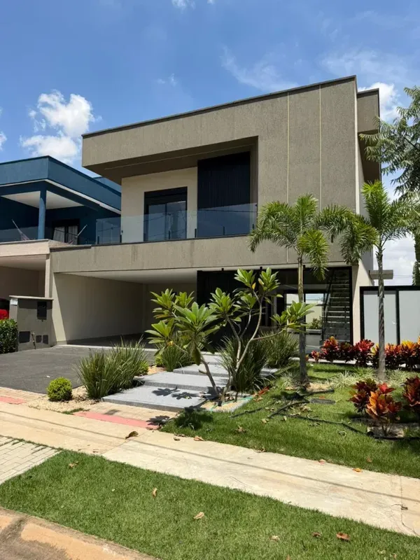 SOBRE O IMÓVEL:Excelente casa de condomínio com 274m² de área útil.São 4 quartos...