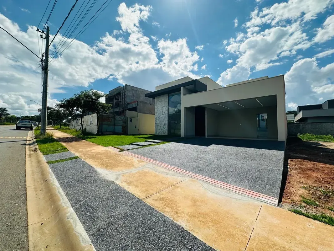 SOBRE O IMÓVEL:Excelente casa de condomínio com 154m² de área útil.São 3 quartos...