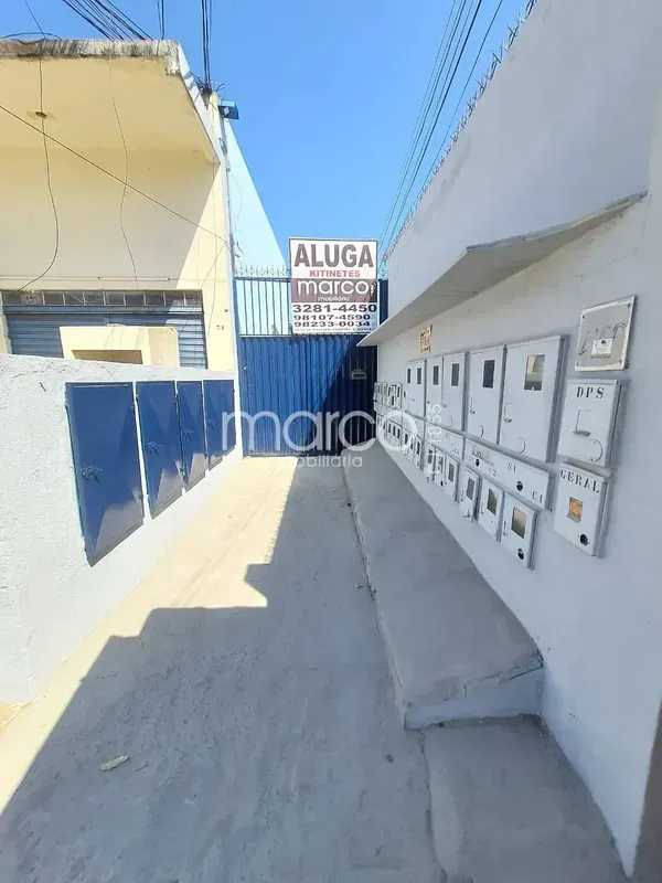 01 Quarto, Sala conjugada com cozinha e Banheiro social. Garagem para moto. Rua ...