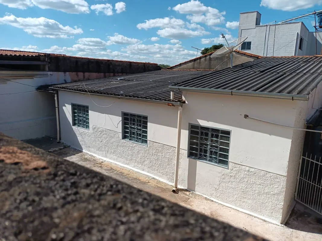 Características do Imóvel:- Terreno: 407 m² (12 m de largura e 33,92 m de compri...