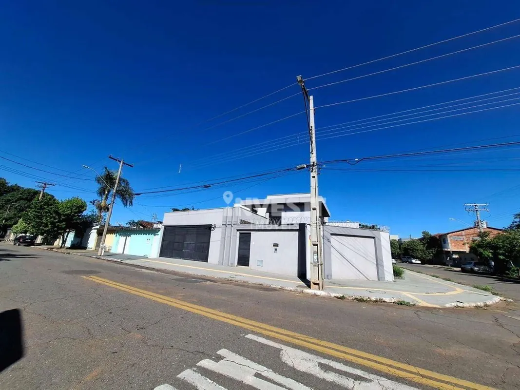 LOCALIZAÇÃO:Casa localizada no Setor dos Funcionários, em uma região tranquila e...
