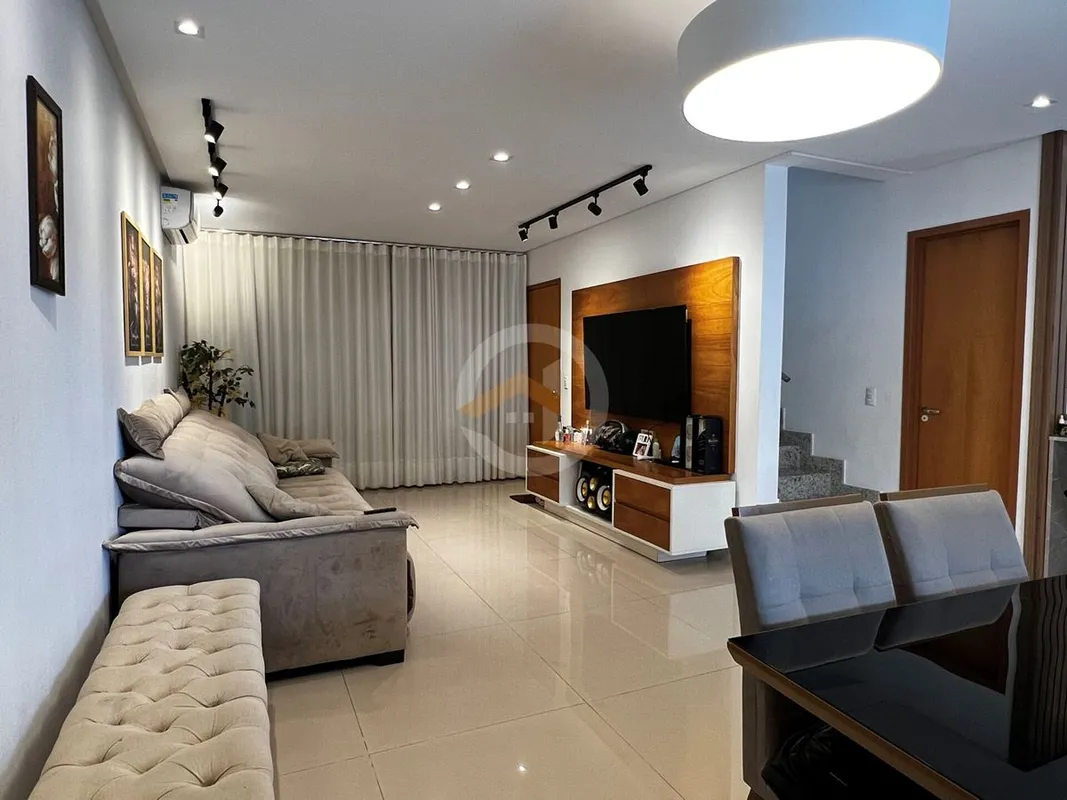 Casa Sobrado 3 suítes plenas com quintal grande, sendo 159 m² de área construída...