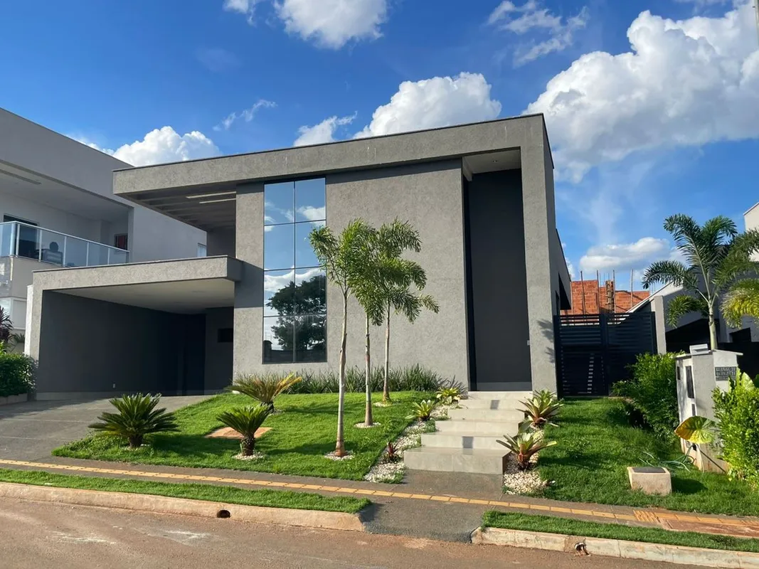Lote de 444m²Construção de 235m²4 suites, sendo uma masterToda montada nas lumin...