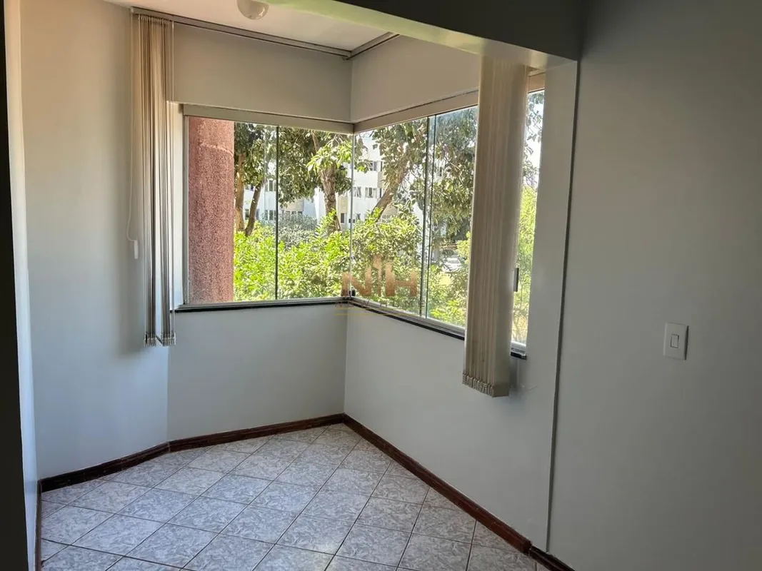 O apartamento oferece um bom espaço interno, com ambientes bem distribuídos. A l...