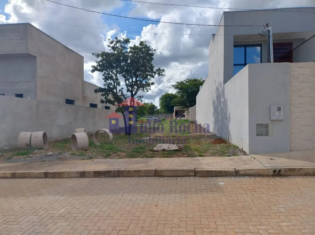 JULIO ROCHA IMOBILIARIA VENDE!Excelente Lote Residencial, plano, no Condomínio R...