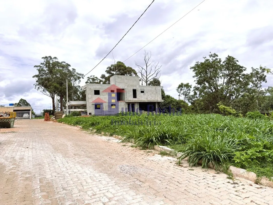 JULIO ROCHA IMOBILIÁRIA VENDE!ÓTIMO LOTE NA QUADRA 08 DO CONDOMÍNIO MINI CHÁCARA...