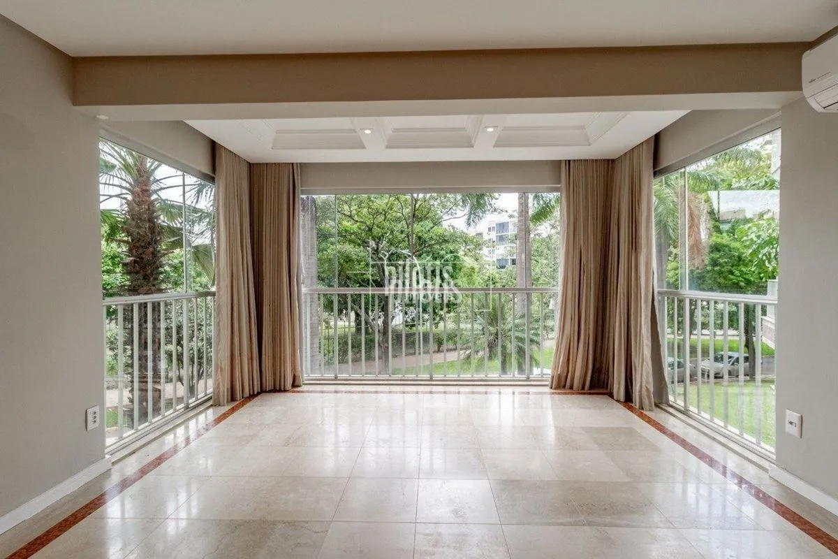 Apresentamos a você este excelente apartamento, situado no AOS 02, Octogonal. Co...