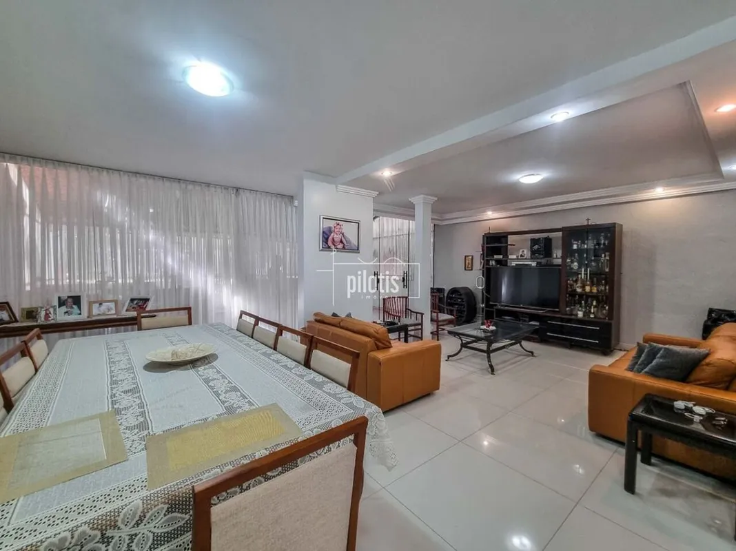 SHIGS 704 - Esta belíssima residência oferece ambientes amplos, funcionais e cui...