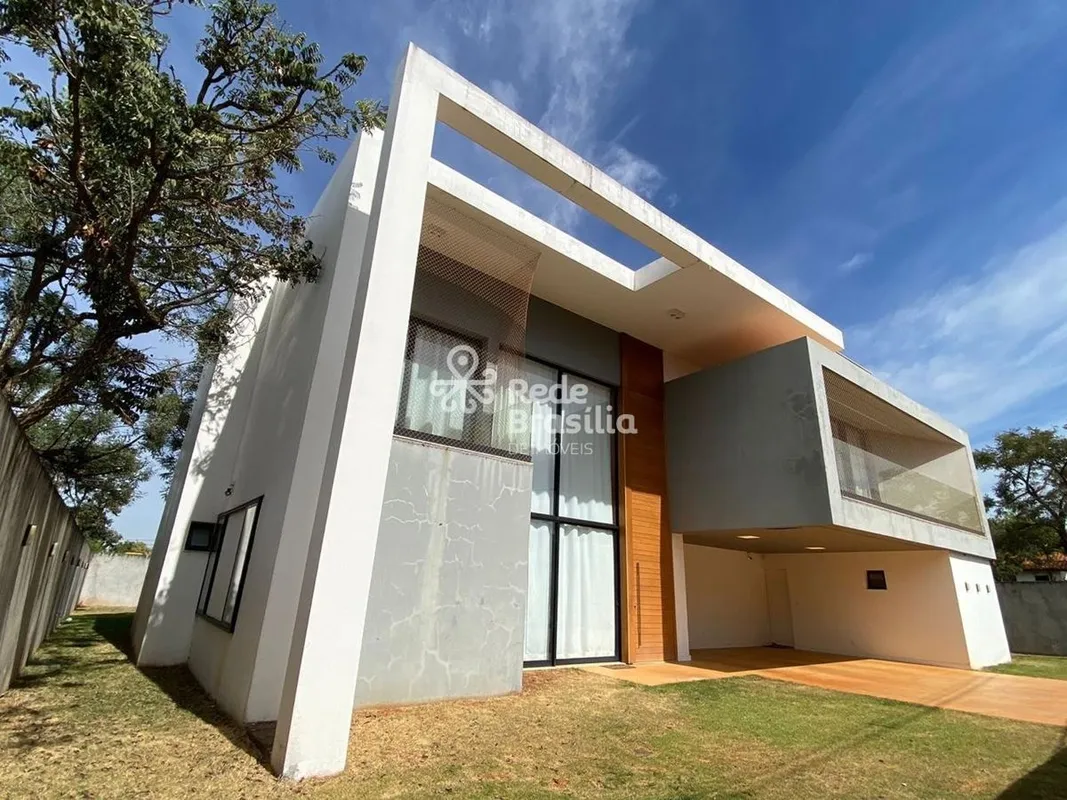 Apresentamos esta sofisticada residência contemporânea localizada no Condomínio ...
