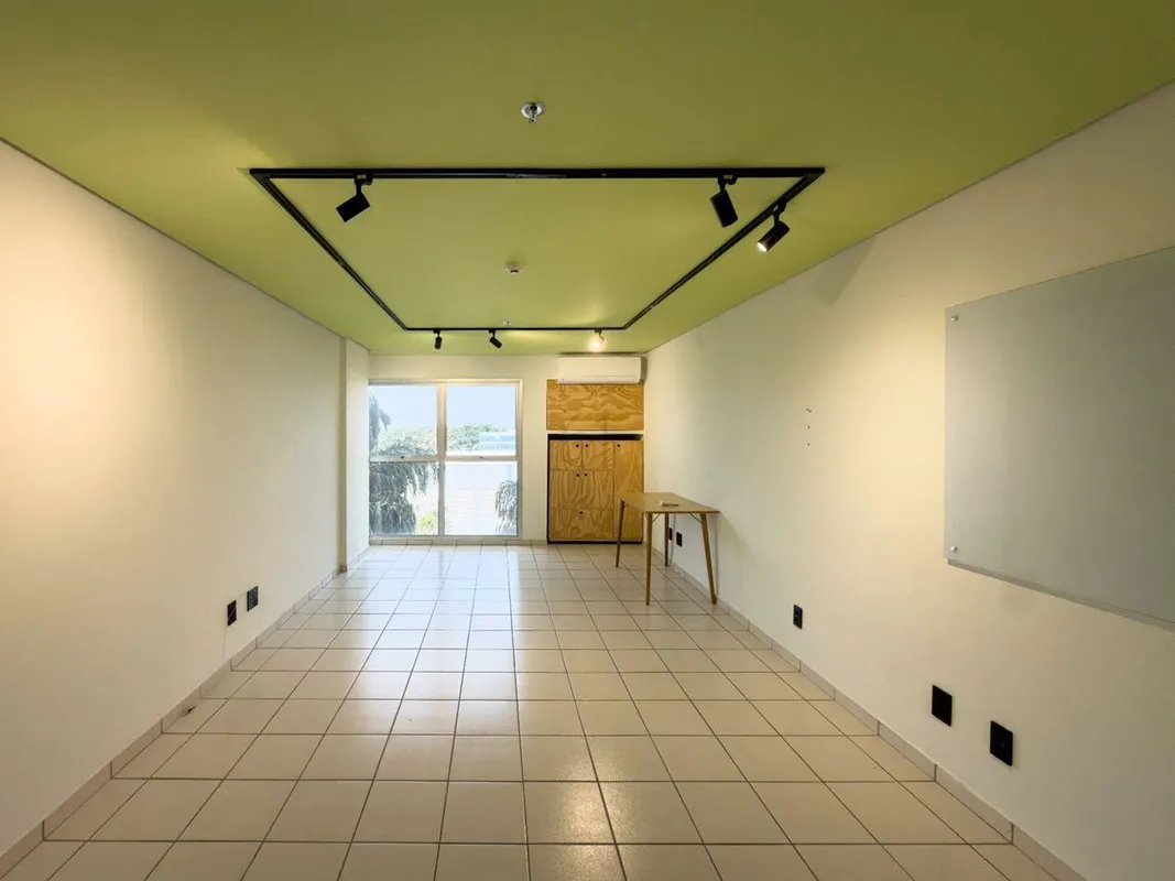 Excelente sala comercial com 30,31m², quitada, reformada e desocupada, pronta pa...