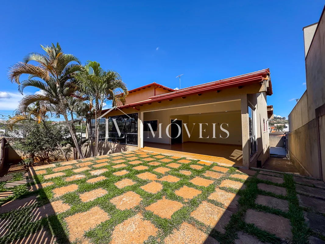 LV IMÓVEIS VENDE UMA CASA EM ESTILO COLONIAL, REGULARIZADA, ONDE CADA DETALHE TR...