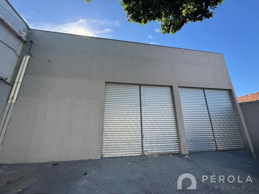 Galpão comercial com 312m², possui dois banheiros.Três vagas de garagem. Localiz...