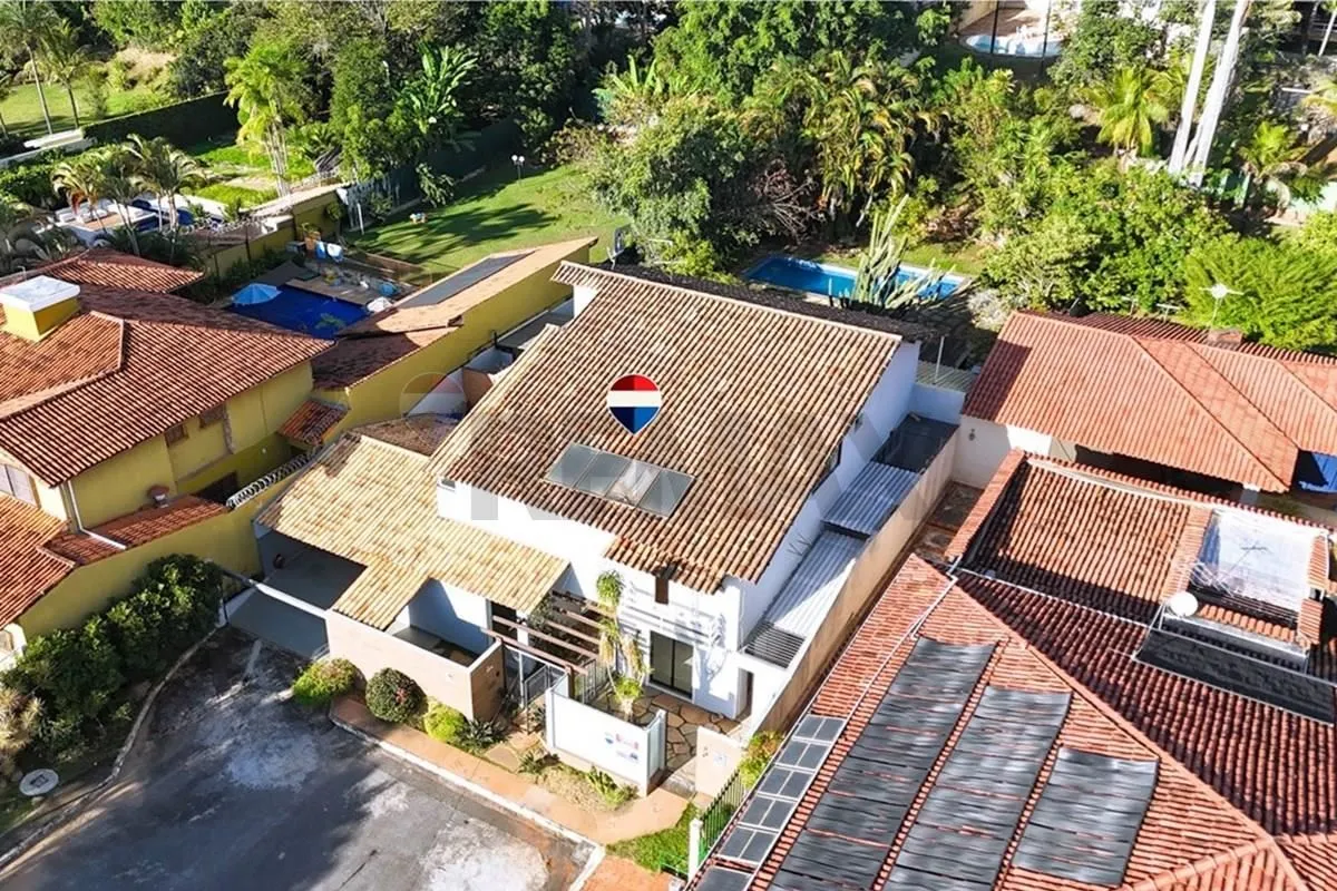 Casa versátil, atemporal, com construção sólida na SHIS QI 21, Lago Sul, com 497...
