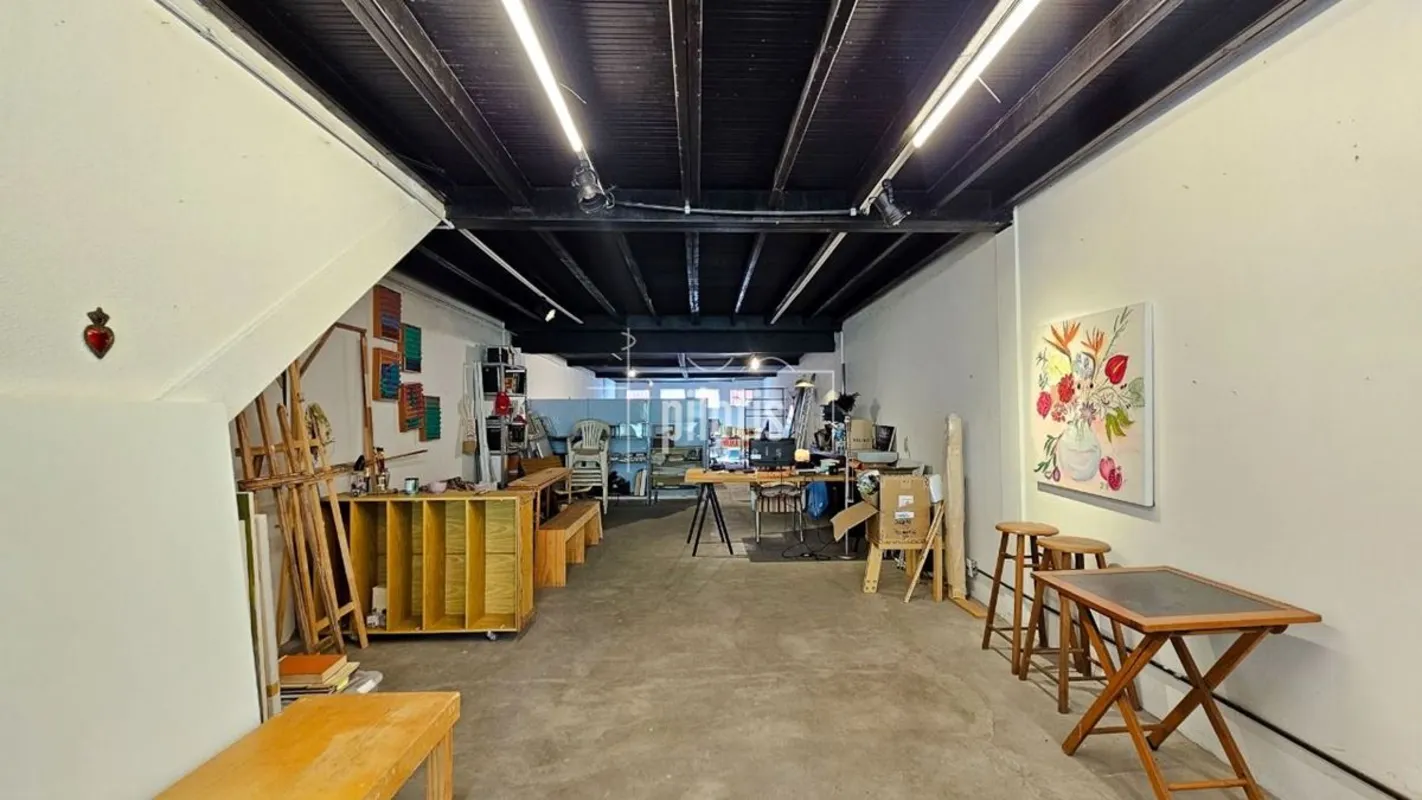 Versátil e bem localizada, esta sala é ideal para quem busca um espaço que se ad...