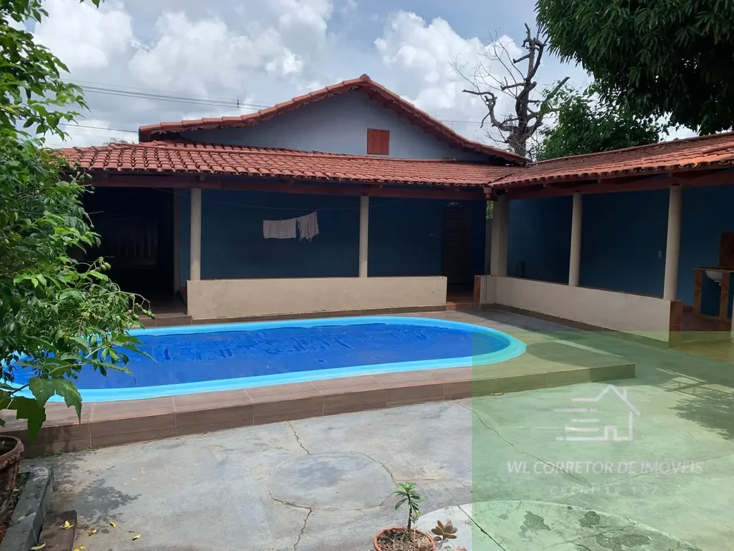 Aconchegante casa térrea com 03 quartos, sendo 01 suíte, Sala ampla e bem ventil...